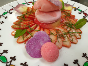 Corolle de fraises : dessert pour le menu de la route de la rose